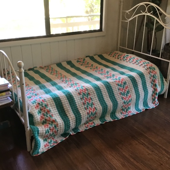 Vintage Other - Handmade crocheted BEDSPREAD blanket cover queen